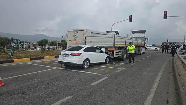 Işıkta bekleyen tıra çarpan otomobilin sürücüsü yaralandı