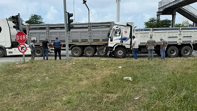 Işıkta duran tıra kamyon çarptı: 1 kişi yaralandı