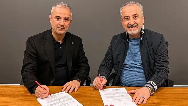 İsmail Kartal, İran ekibi ile Persepolis ile sözleşme imzaladı