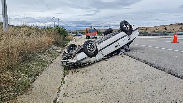 Isparta-Konya yolunda can pazarı: 150 metre sürüklenen otomobil takla attı, 3 yaralı