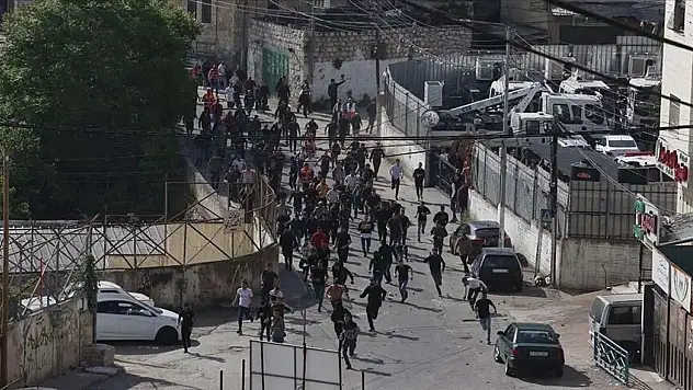 İsrail gerçek mermilerle 12 Filistinliyi yaraladı