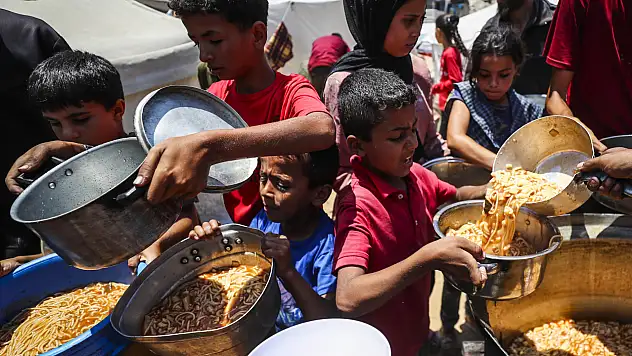 İsrail saldırısı ve ambargosu altındaki Filistinlilere yemek dağıtıldı