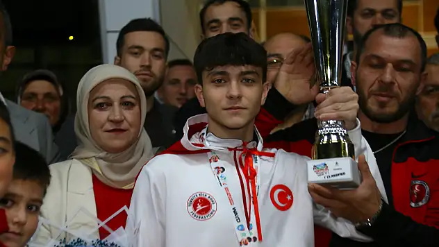 İsrailli rakibini yenerek dünya şampiyonu olan milli sporcuya coşkulu karşılama