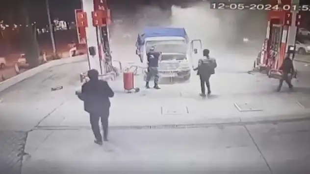 İstasyonda yanan kamyonun imdadına çalışan yetişti!