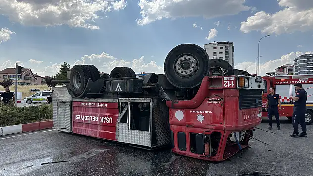 İtfaiye aracı ile kamyon çarpıştı: 2 itfaiye personeli hastaneye kaldırıldı