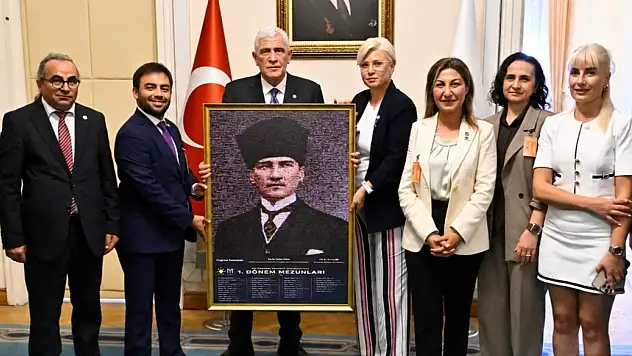 İYİ Parti siyaset akademisi mezunlarından, Genel Başkan Dervişoğlu'na anlamlı ziyaret