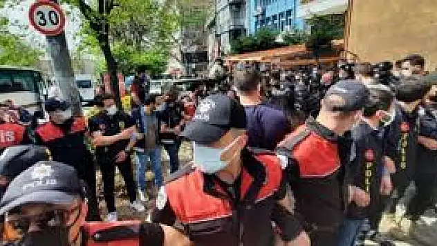 İzinsiz yürümek isteyen gruba polis müdahalesi: 13 gözaltı!