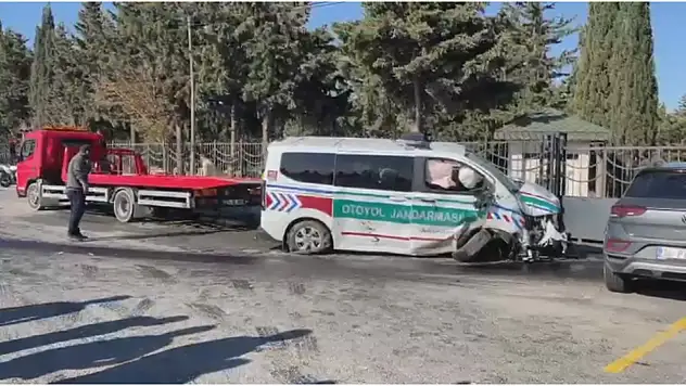 Jandarma aracı otomobille çarpıştı: 4 kişi yaralandı