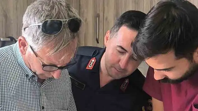 Jandarma Komutanı kaplumbağayı keneden kurtardı!