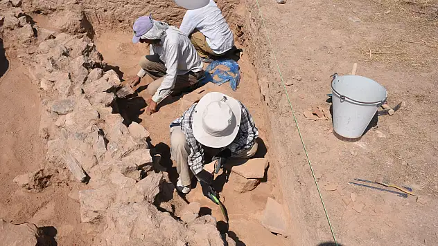 Japon arkeologlar ve öğrencileri, kazı çalışmalarına katıldı
