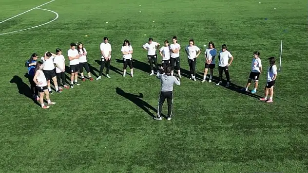 Kadın futbolcular şampiyonluk için kenetlendi