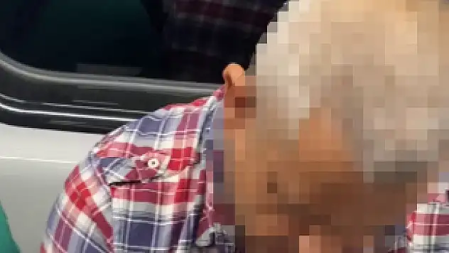 Kadınların gizlice fotoğraflarını çektiği iddia edilen şahıs, fark edilince telefonunu parçaladı!