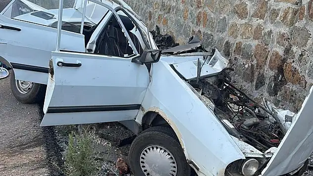 Kafa kafaya çarpışan araçlar hurdaya döndü: 1 ölü, 2 yaralı