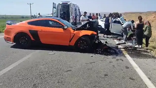 Kafa kafaya çarpışan iki otomobilde 3 kişi yaralandı