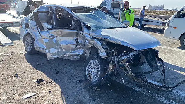 Kafa kafaya çarpışan iki otomobil hurdaya döndü: 2 yaralı