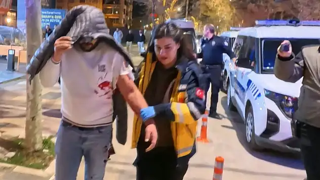 Kafedeki bıçaklı kavgada 1 kişi yaralandı: Şüpheli kaçtı, basın mensupları engellendi