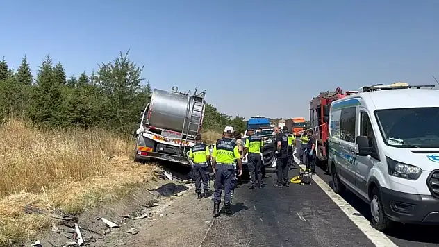 Kamyon ile otomobil çarpıştı: 4 kişi hayatını kaybetti