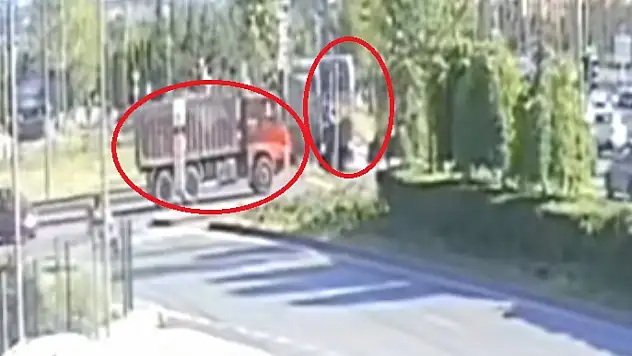 Kamyon ile tramvay çarpıştı! 5 kişi yaralı