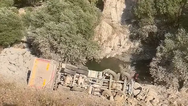 Kamyon uçuruma yuvarlandı: 1 ölü