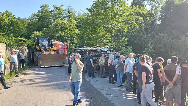 kamyonet devrildi: 8 yaralı