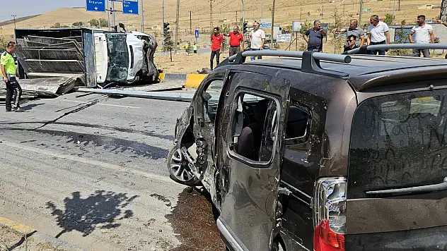 Kamyonet ile hafif ticari araç çarpıştı: 8 kişi yaralandı