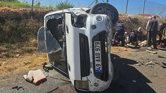 Kamyonet ile otomobil çarpıştı: 8 yaralı