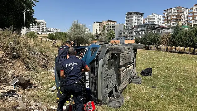 Kamyonet şarampole devrildi: 2 kişi hayatını kaybetti