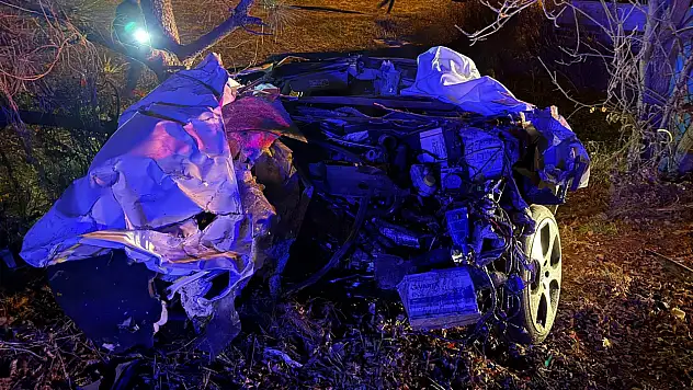 Kamyonetle çarpışan otomobil hurdaya döndü: Sürücü hayatını kaybetti