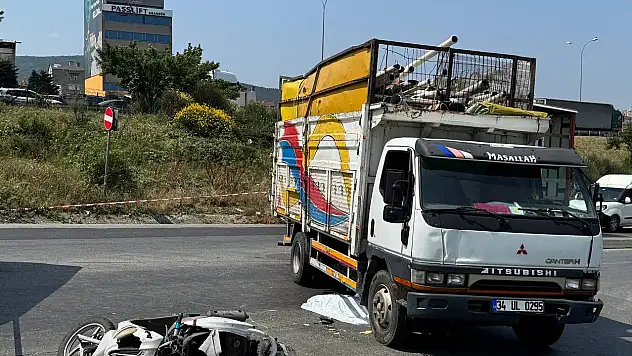 Kamyonetle motosiklet çarpıştı: 1 kişi hayatını kaybetti