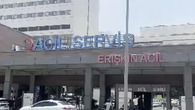 Kapıdaki tartışma kanlı bitti: Eşini çekiç ve bıçakla ağır yaraladı!