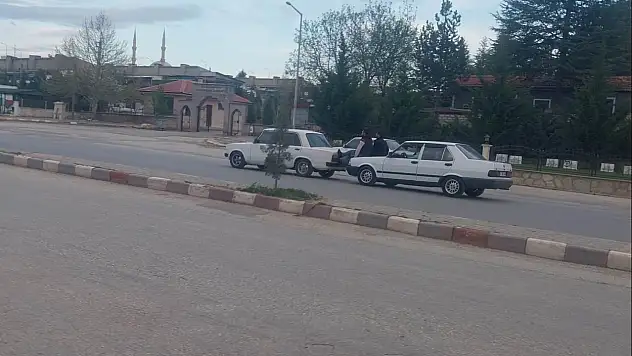 Konya'da Kaputa oturup öndeki otomobili ittiler