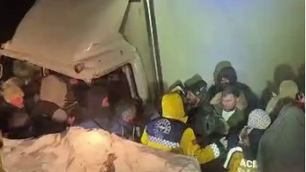 Kar ve tipi kazaya neden oldu: Kamyonlar çarpıştı, 1 sürücü hayatını kaybetti