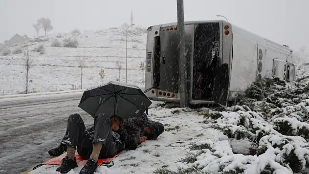 Kar yağışı kazayı beraberinde getirdi! 14 yaralı