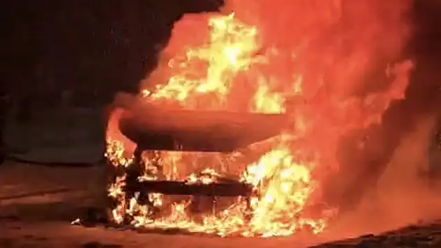 Kar yağışı nedeniyle rampada zorlanan araç alev aldı