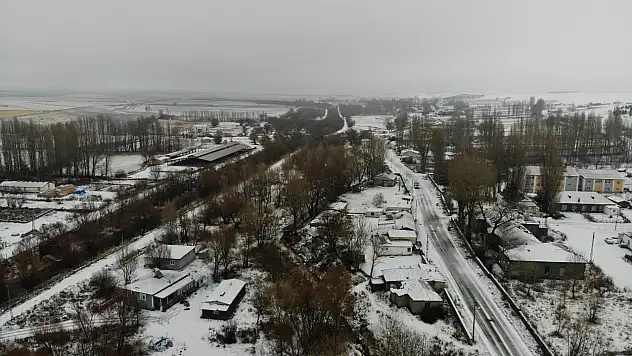 Kar yağışı şehirleri beyaza bürüdü: Çocuklar sokaklara akın etti