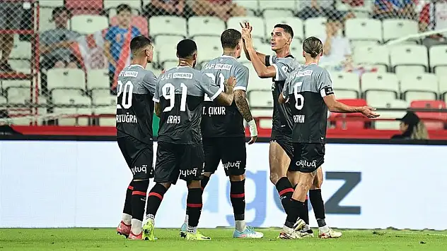 Karagümrük deplasmanda Antalyaspor'u son dakika golüyle yıktı