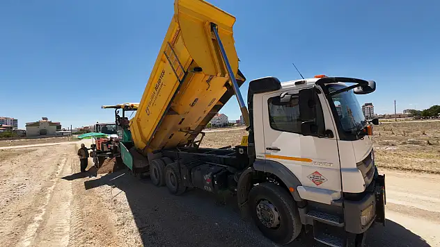 Karaman Belediyesi Yenişehir'de yolları yeniliyor