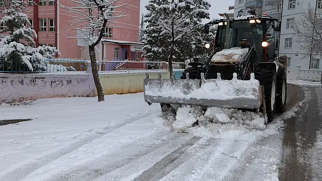 Karaman'da ekipler kar yağışına karşı teyakkuzda