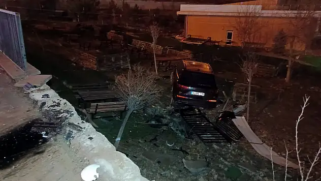 Karaman'da facianın eşiğinden dönüldü: Otomobil, kafenin bahçesine uçtu