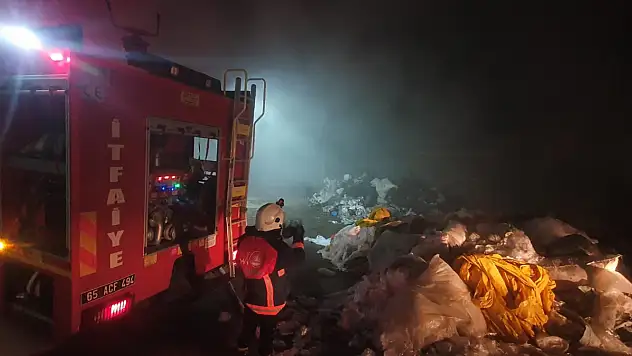 Karanlık geceyi çöp toplama merkezindeki alevler aydınlattı!