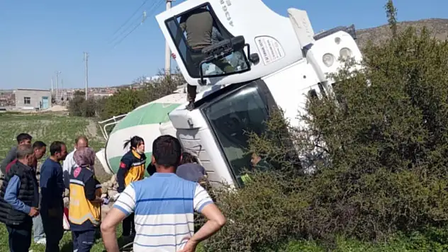Karapınar'da beton mikseri devrildi