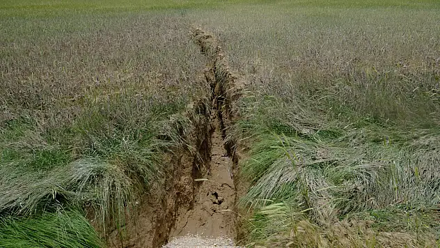 Karapınar'da sağanak yağış sonrası yol çöktü: 100 metrelik yarık oluştu