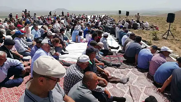 Karapınar'da vatandaşlar yağmur duasına çıktı