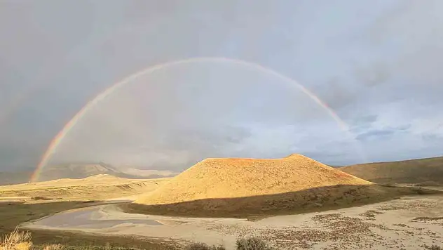 Karapınar'ın Meke Gölü, yağmurun ardından doğa harikasıyla renklendi