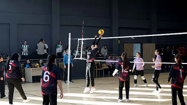 Karatay'da 22 okul sahaya indi: Dereceye girenlere sürpriz var!