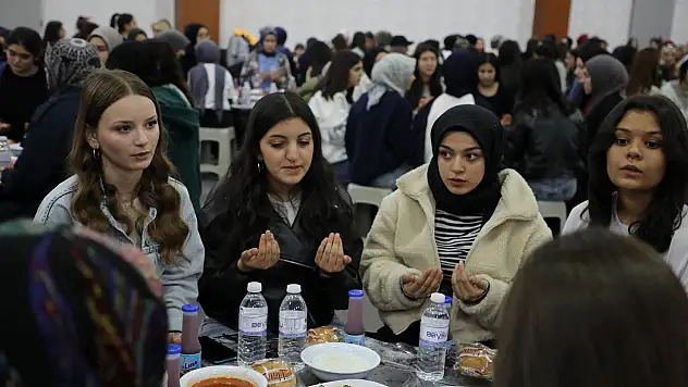 Karatay'da liseliler geleneksel ramazan iftarında buluştu