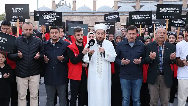 Karataylılar Filistin'e destek için sabah namazında buluştu