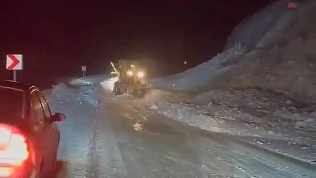 Karayoluna çığ düştü