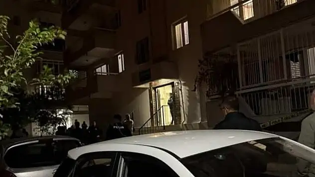 Karısını öldürdü, aynı silahla canına kıydı