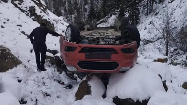 Karlı yolda feci kaza: Kamyonet dereye uçtu, çok sayıda yaralı var!